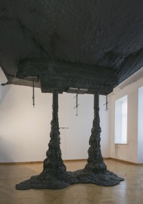 Александр Пономарёв. ТЕОРИЯ СТРУН. Инсталляция. Courtesy Крокин галерея..