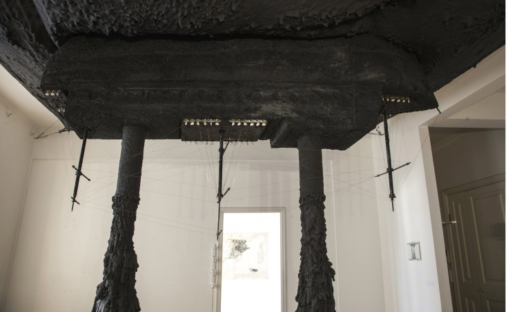 Александр Пономарёв. ТЕОРИЯ СТРУН.. Инсталляция. Courtesy Крокин галерея